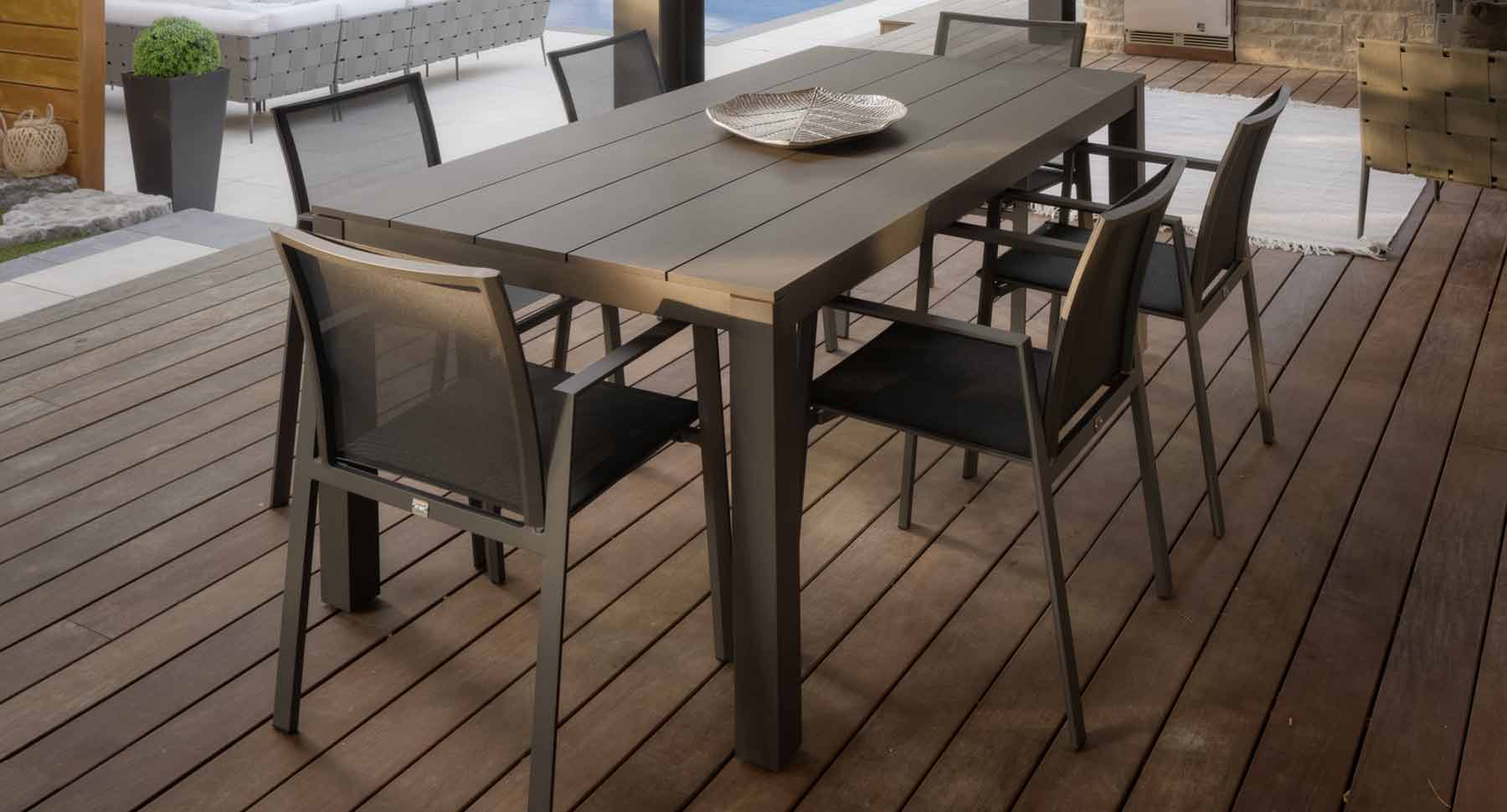 XTEND Small Dining Table