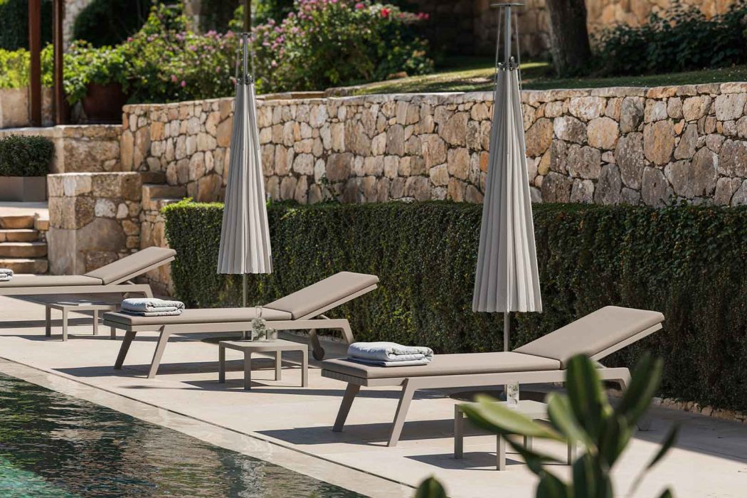 Vondom Spritz Lounger in Ecru with Cushions